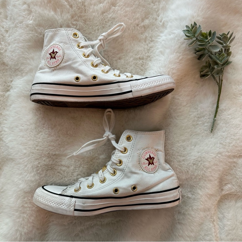 Chuck Taylor Converse | EUC - Valentine’s Vintage White Heart Sneaker - Size 5.5